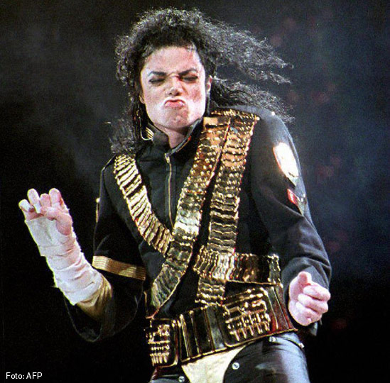 FILES-MICHAEL JACKSON PERFORMS