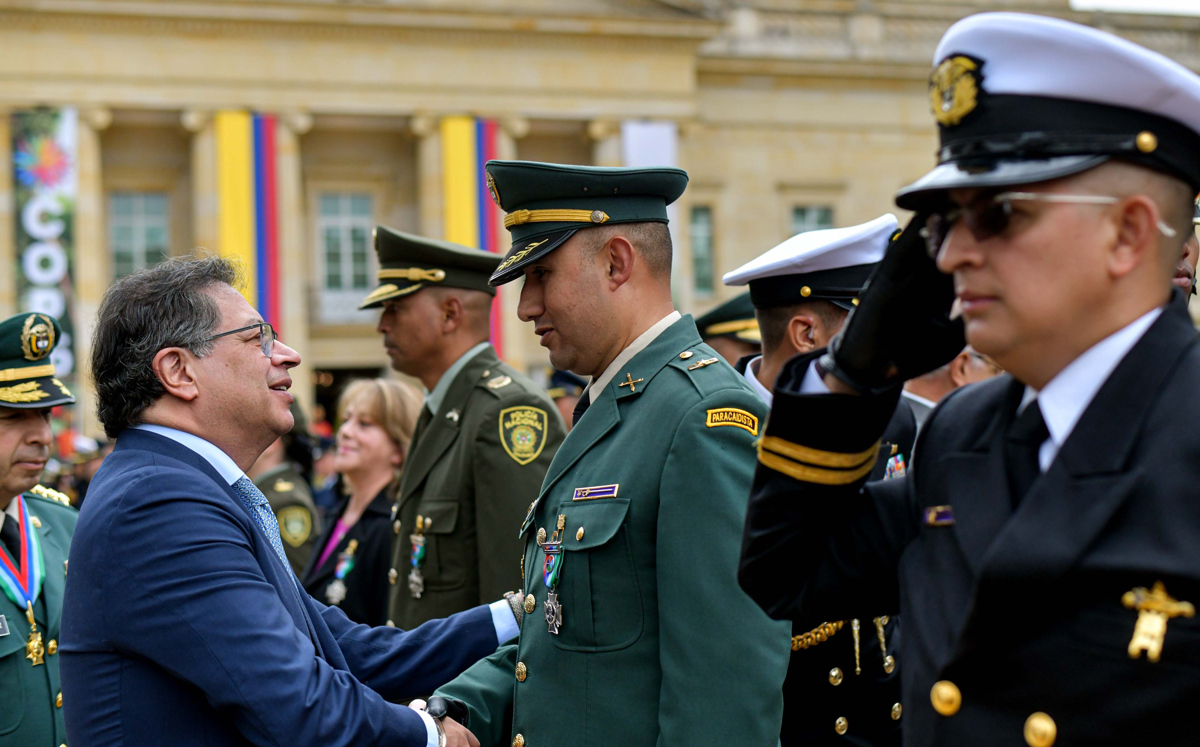 Petro condecoró en una misma ceremonia a policías, militares y a exguerrilleros del M-19