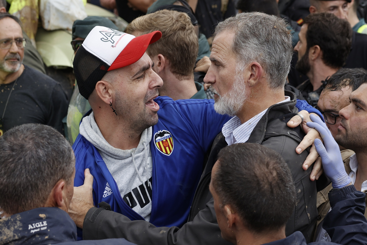 Insultan y lanzan barro a la comitiva de los reyes de España en el epicentro del temporal