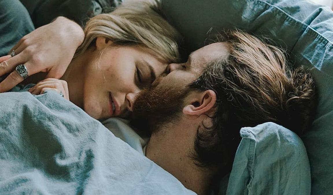 El significado de dar la espalda al dormir en pareja | KienyKe