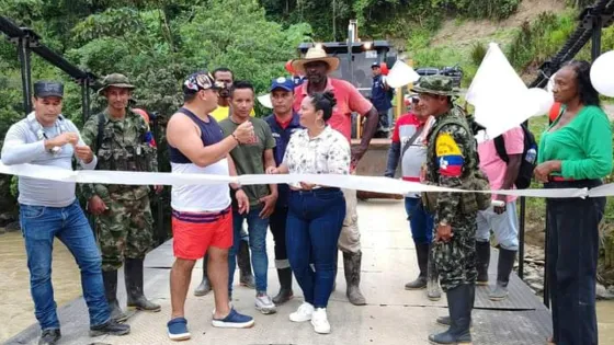 ¡Con peaje y todo! Disidencias de las FARC inauguraron puente en el Cauca
