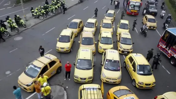 Taxista atropella a dos policías