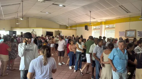 Gente saliendo a votar en la Consulta del Pacto Histórico. Gente saliendo a votar en la Consulta del Pacto Histórico.