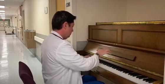 Médico colombiano toca el piano en un hospital de EE. UU. para ayudar a sus pacientes