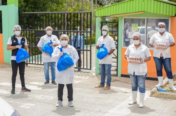 Alimentos de granjas SENA beneficiarán a otras 408 familias vulnerables