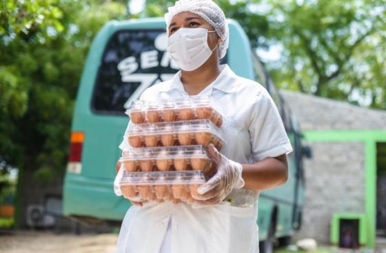 Alimentos de granjas SENA beneficiarán a otras 408 familias vulnerables