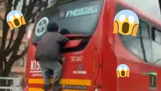 VIDEO | Habitante de calle arriesga su vida colgado de un Transmilenio 