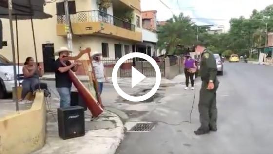 Policía en vez de poner comparendo se puso a cantar con músicos en la calle