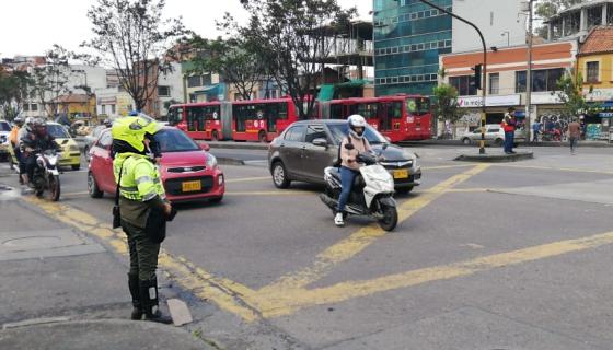 ¿En qué consiste el plan piloto de parqueo en vía pública en Bogotá?