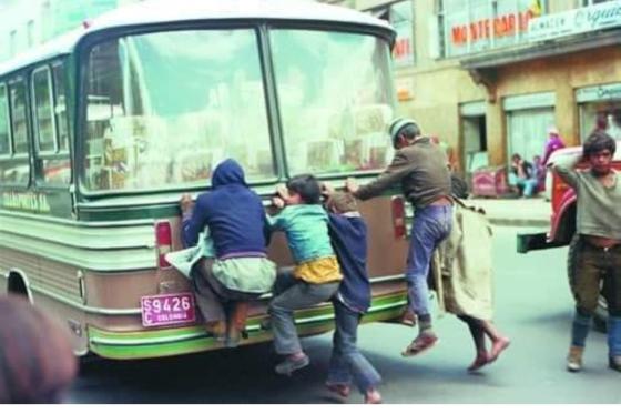 Habitantes de calle colgados de un bus