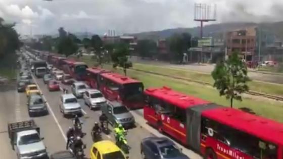 Comerciantes de autopartes bloquean vías en el norte de Bogotá