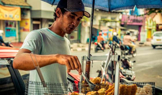 Avanza proyecto de carnetización para vendedores informales en Bogotá