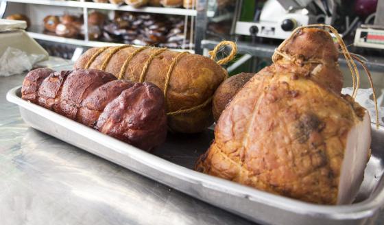 En Bogotá han decomisado toneladas de alimentos típicos de fin de año 