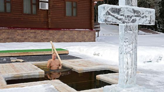 Vladímir Putin sumergido en aguas heladas