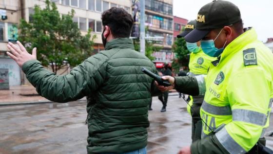 Policía utiliza detectores de metales