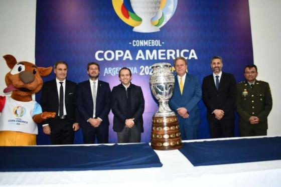 Copa América sigue en pie y espera tener público 