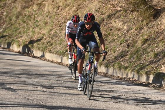 Egan Bernal en la pelea por el podio en la Tirreno Adriático