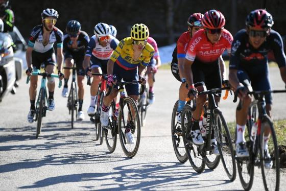 Sergio Higuita asciende casillas en la general de la Tirreno Adriático