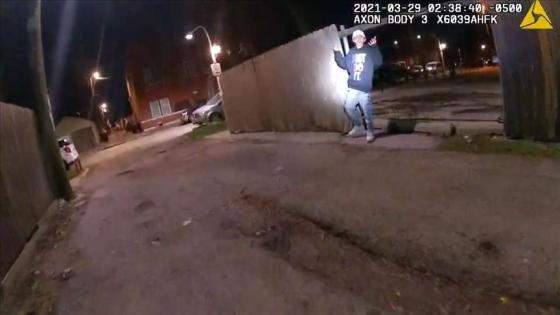 Video muestra cómo un policía le dispara a un niño de 13 años en EE.UU. Video muestra cómo un policía le dispara a un niño de 13 años en EE.UU.