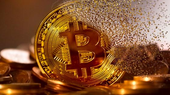 La criptomoneda bitcoin ha perdido casi la mitad de su valor