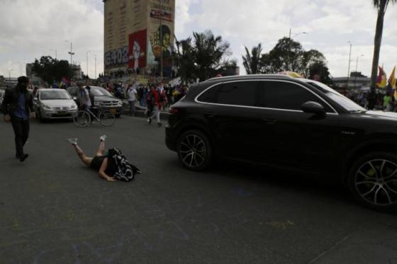 Camioneta Porsche arrolló a manifestante y fue apedreada