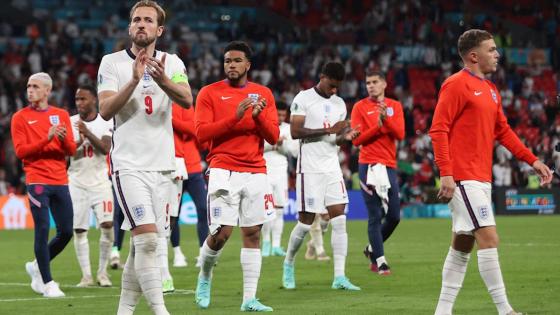 Autoridades condenan ataques racistas contra futbolistas de Inglaterra