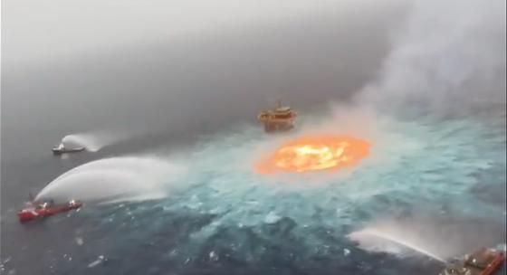 Logran controlar incendio de oleoducto submarino de Petróleos Mexicanos