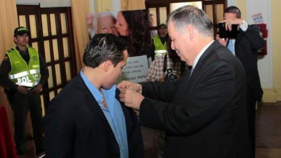 Cuando Richard Aguilar recibió el botón 'Soy correcto, no corrupto' 