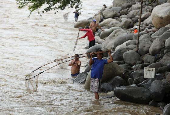 Pescadores en el río Magdalena. Pescadores en el río Magdalena.