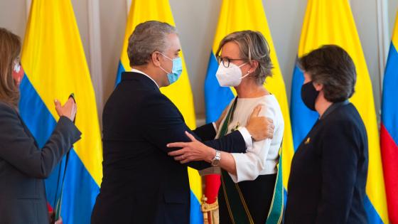 Patricia Llombart Cussac recibe condecoración por parte de Iván Duque. 