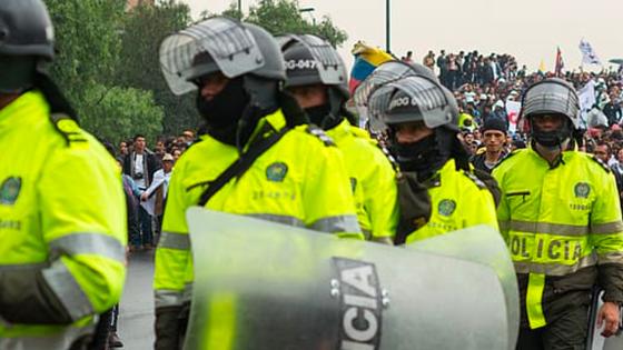 Tres policías heridos en protestas en Bogotá.