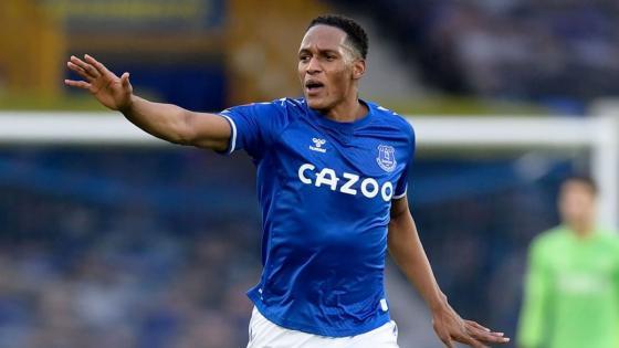 Yerry Mina bailó en Old Trafford en el encuentro entre Everton y Manchester United