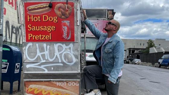 j-balvin-carrito-de-hot-dog-residente