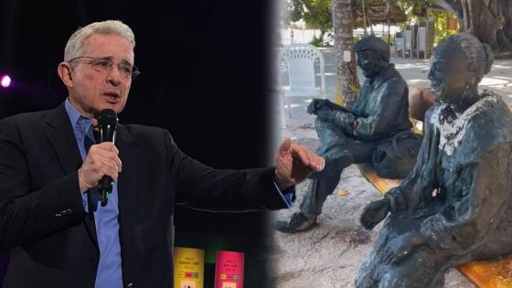 Alvaro Uribe habla con estatuas 