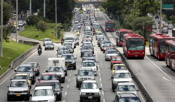 Monumental trancón en la autopista norte en Bogotá