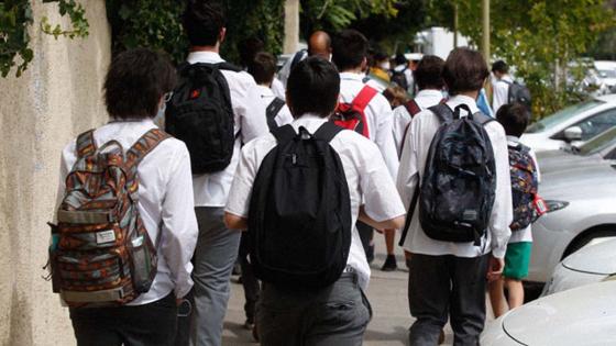 Joven es asesinado de una puñalada en la puerta de su colegio en Suba