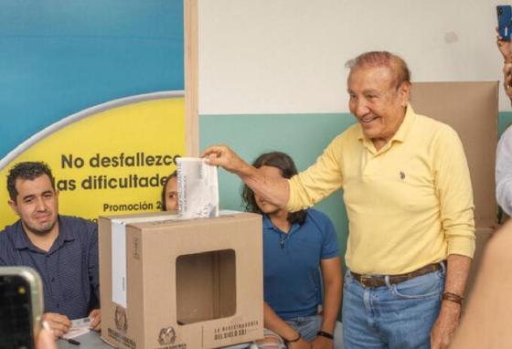 rodolfo-hernandez-ejercio-su-derecho-al-voto-en-medio-del-silencio