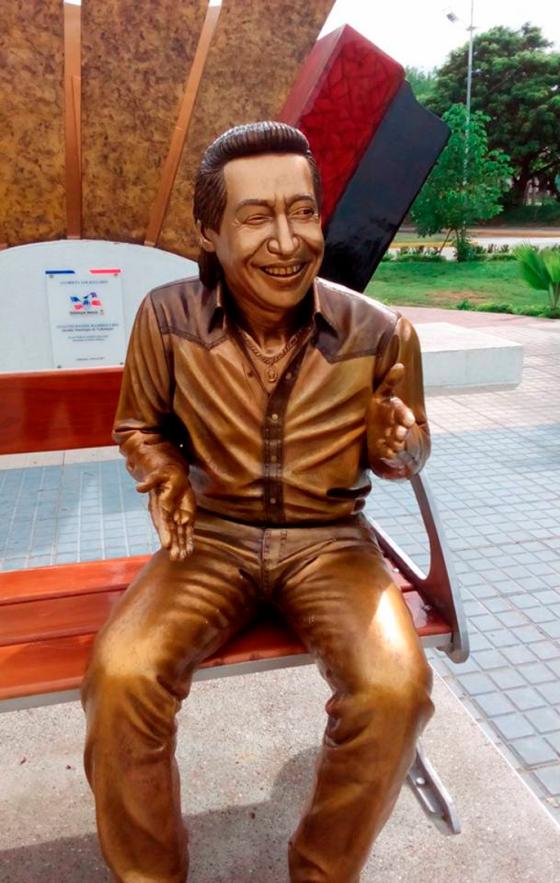 Silvestre Dangond, y otras estatuas que no se parecen a sus homenajeados 