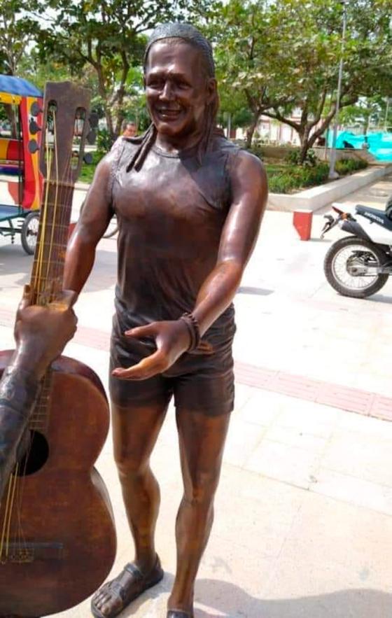 Silvestre Dangond, y otras estatuas que no se parecen a sus homenajeados 