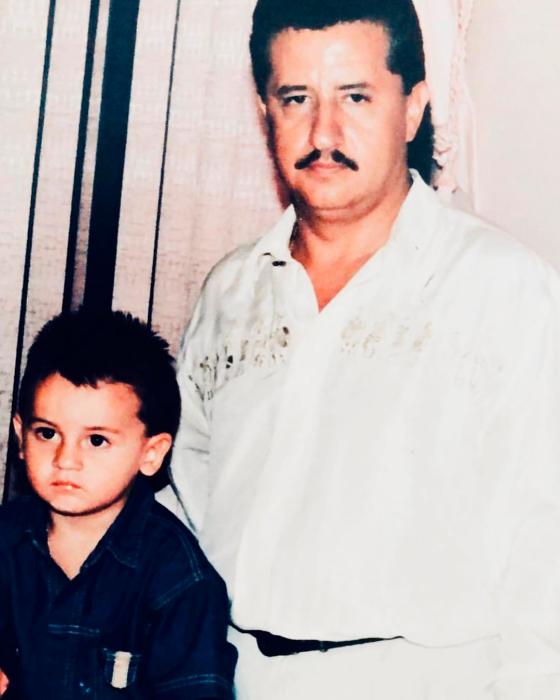 Kevin Roldan junto a su padre Kevin Roldan de niño, juntos a su padre