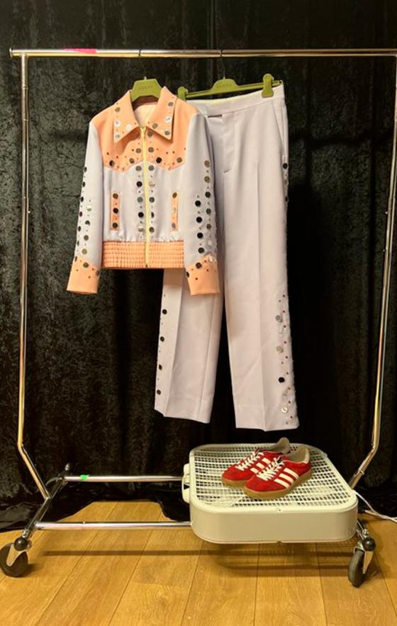 Harry Styles en sus conciertos Los outfits más icónicos de Harry Styles en sus conciertos