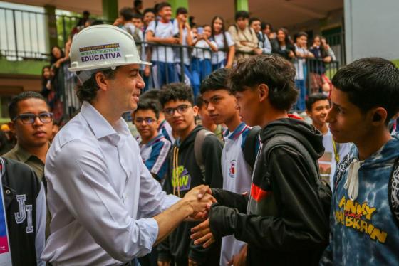 Daniel Quintero invierte en instituciones educativas Medellín 