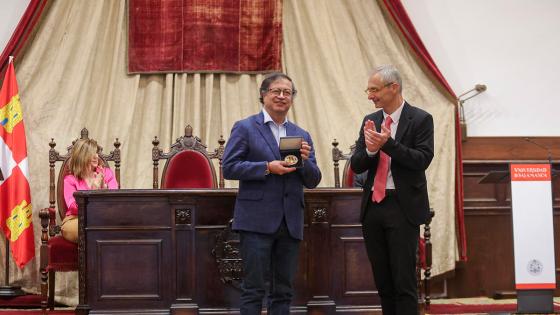 Gustavo Petro en España recibe medalla de la Universidad de Salamanca