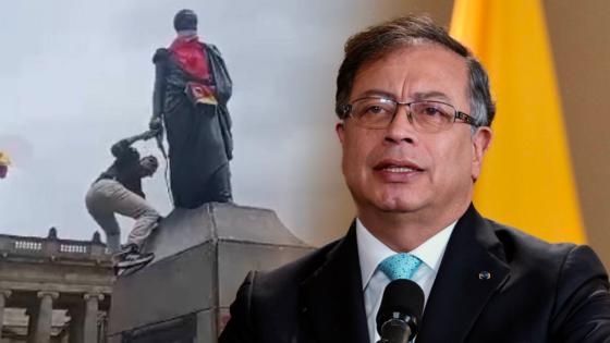 Gustavo Petro criticó ataque a bandera de la Guardia Indígena en estatua de Bolívar