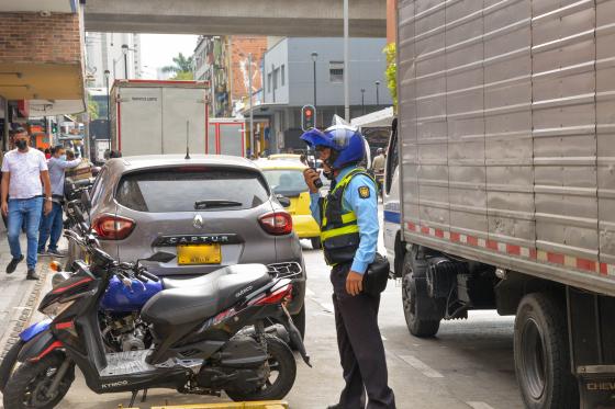 pelea agente de tránsito Medellín