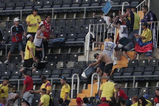 pelea colombianos España Irak Mestalla