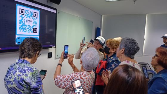 adultos mayores aprenden a usar el celular adultos mayores aprenden a usar el celular