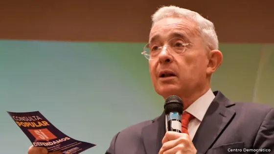 Álvaro Uribe critica a Petro