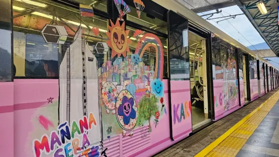 El Metro de Medellín tiene un tren brandeado con Karol G y su album "Mañana será Bonito"