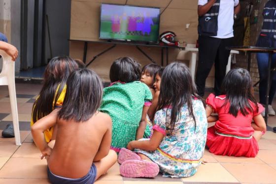 Niños de una escuela cantan y rezan para protegerse de las balas en el Cauca